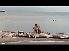 คลิปหลุดนักท่องเที่ยวชายหญิง กำลังมีเซ็กซ์กันอย่างโจ๋งครึ่มอยู่ข้างฟุตบาธริมถนนเลียบชายทะเลเกาะสมุยไม่แคร์สายตาใครเลย